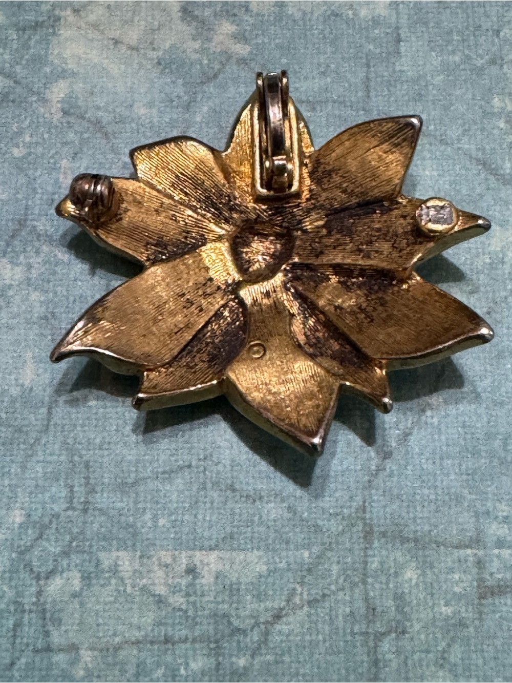 FOUR DAMAGED BROOCHES - Picture 6 of 15